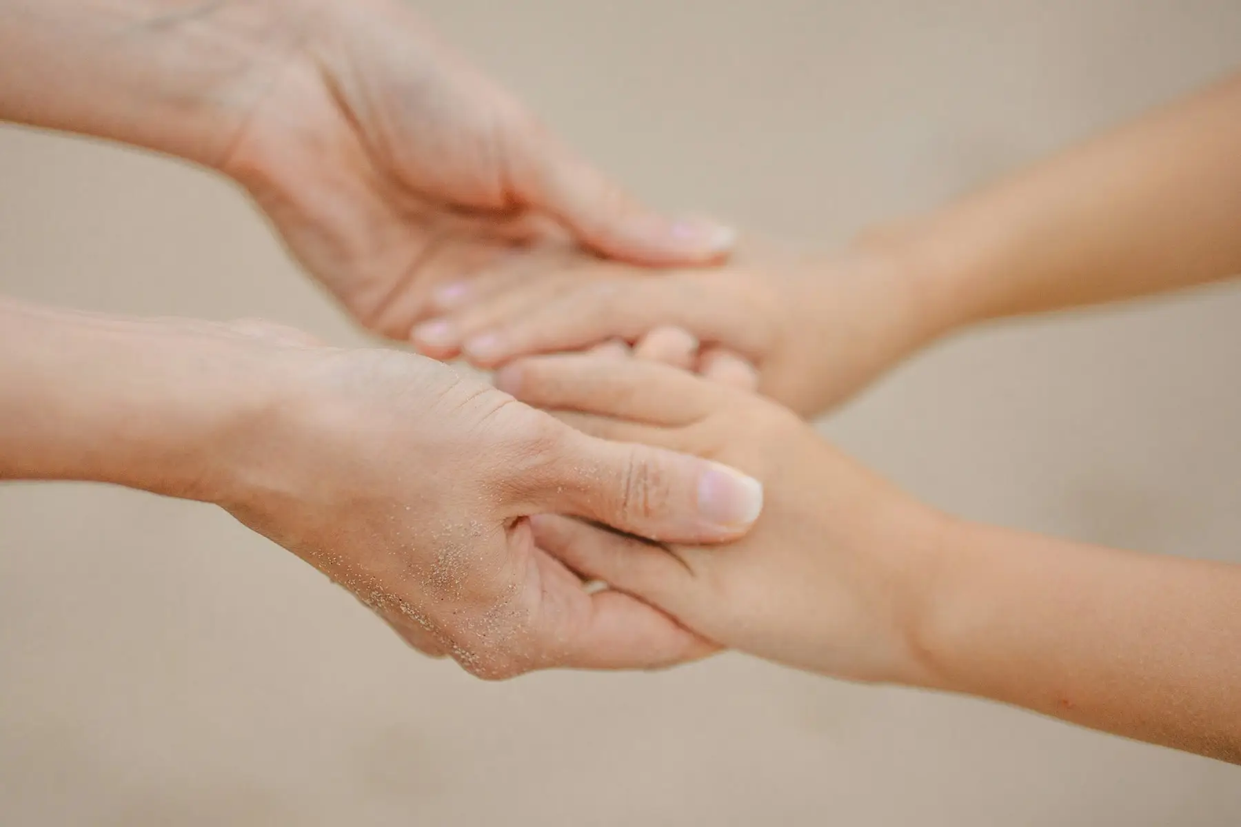 Duas mãos se segurando com carinho, em sinal de acolhimento